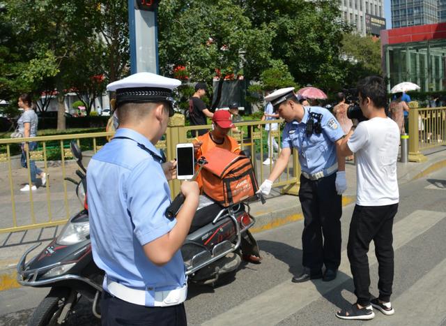 摩托车载人规定，电动自行车电轻摩（电动自行车载人新规定）
