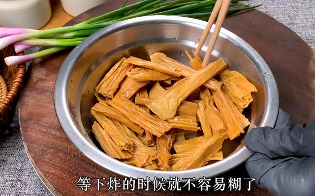 五花肉焖腐竹家常做法，腐竹焖五花肉肉香肥而不腻