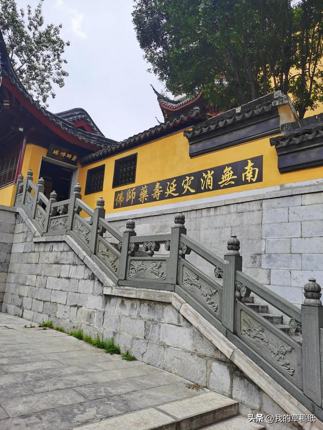 鸡鸣寺在哪个城市，古鸡鸣寺地点（天太热，南京鸡鸣寺的樱花开了）