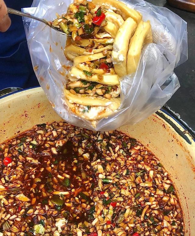 云南十八怪美食，云南最难忘的十道美食（云南十八怪之牛奶做成片片卖）