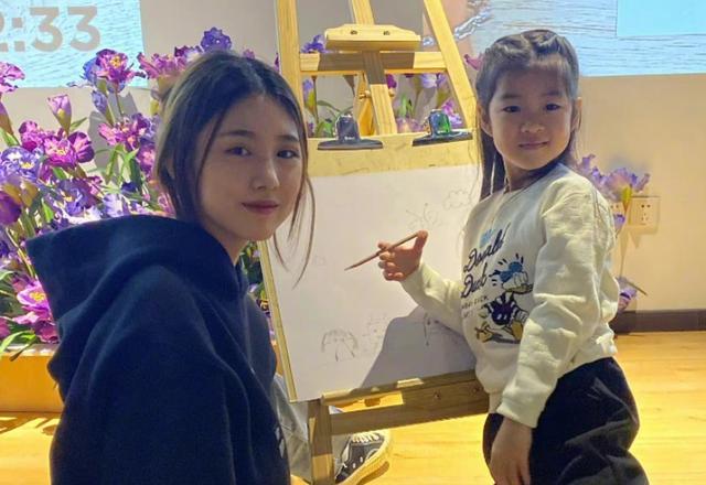 章子怡与小苹果感情亲密，章子怡带小苹果逛街被偶遇