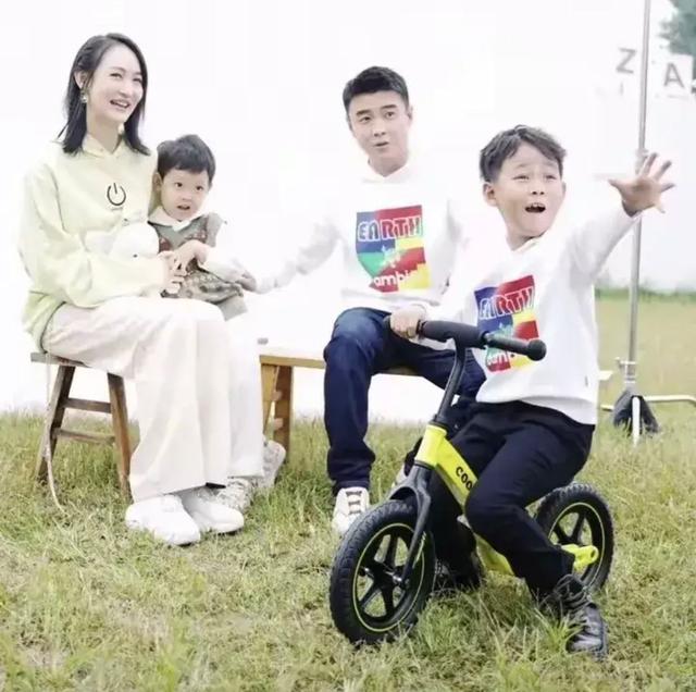 王皓一家四口同框，王皓现在和他妻子怎么样了