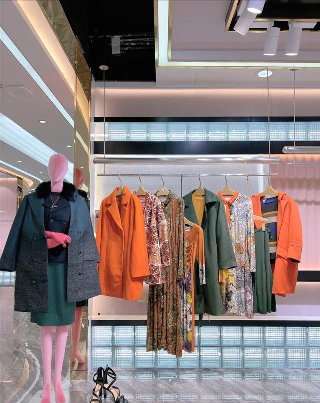 沐兰长袖女装，MORELINE.沐兰秋冬品牌折扣女装羽绒服风衣外套桑蚕丝连衣裙穿搭