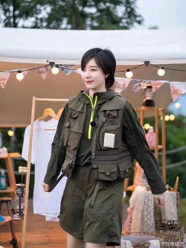 34岁杨幂近照显疲态，次次艳压00后小花