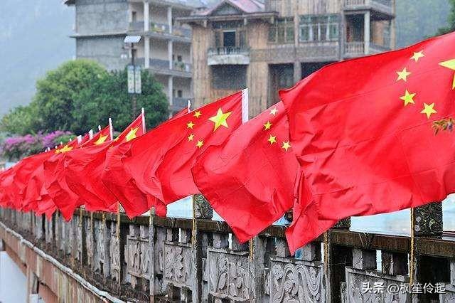 十一上海外滩游，民众欣赏上海黄浦江两岸夜景