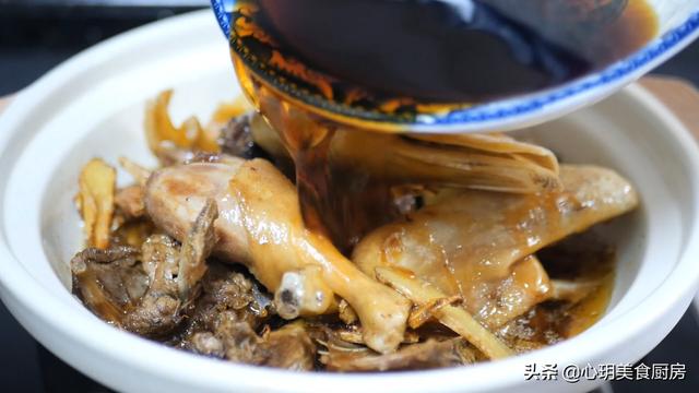 传统的姜母鸭美食，北方人第一次吃姜母鸭竟吃不够
