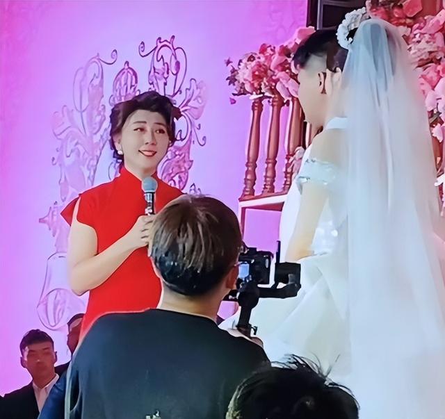 闫学晶个人简历及婚姻，她二婚生宝宝又做婆婆