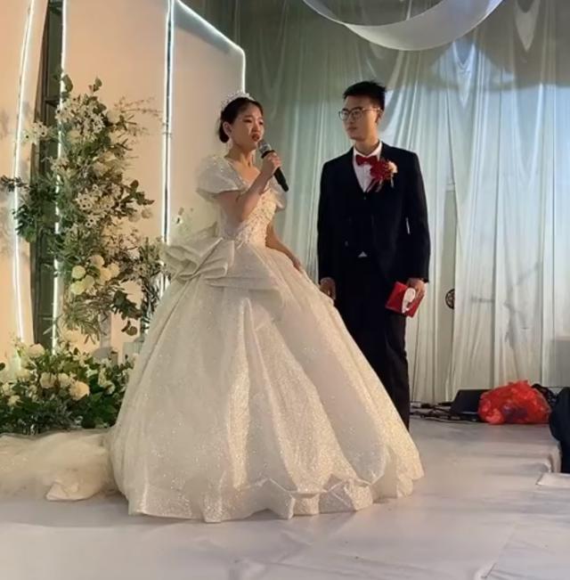 父亲婚礼致辞火了，四川父亲婚礼致辞火了（爸爸在婚礼上的一番话在朋友圈火了）