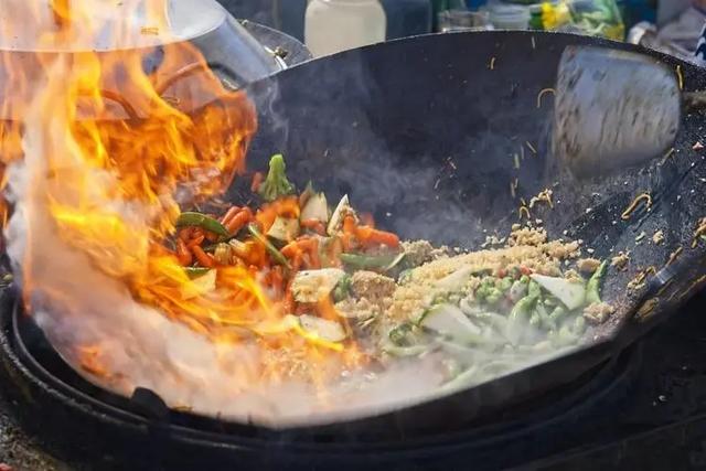毒铁锅为何屡禁不止，炒菜用的铁锅用哪个比较安全呢