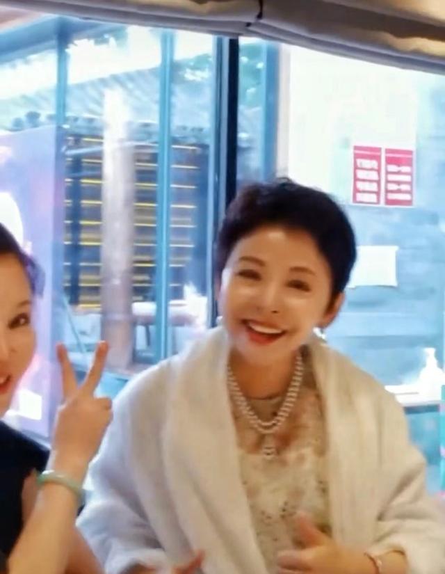 董文华今年多大岁现状如何，60岁的董文华穿棕色外套