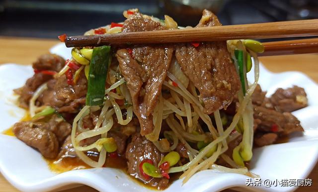 青椒炒豆芽做法教程，1把豆芽和猪肉这样简单一炒