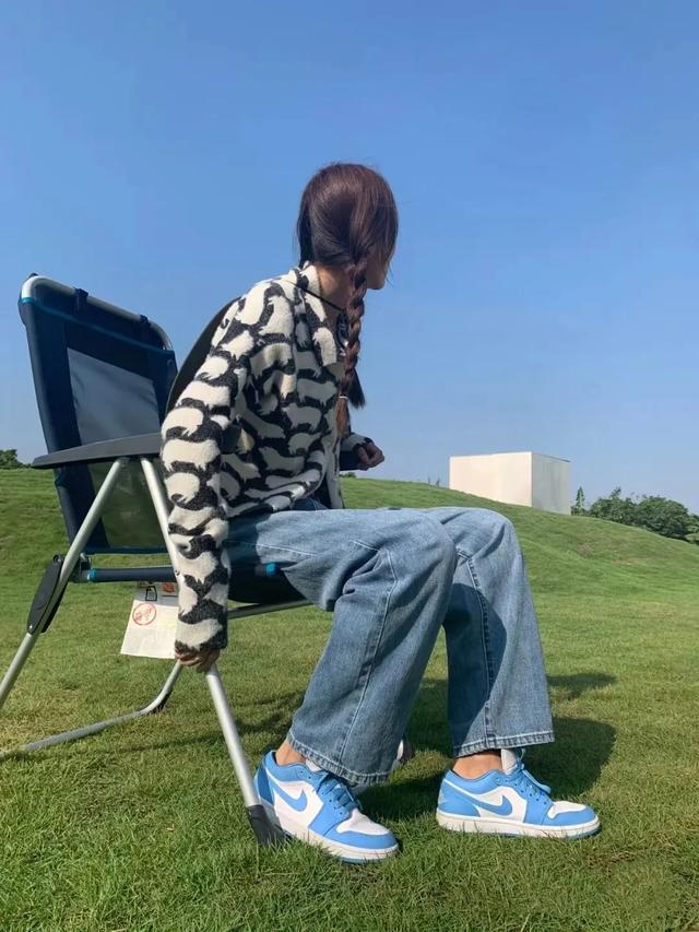 34岁杨幂近照显疲态，次次艳压00后小花