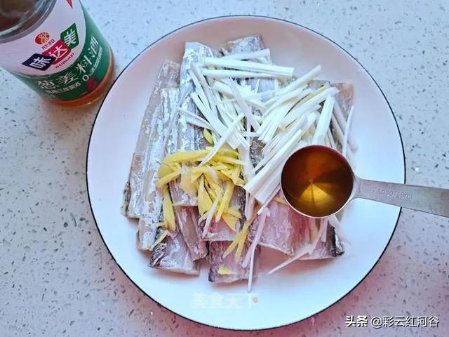 清蒸带鱼的家常做法，如何做清蒸带鱼最好吃（鱼肉软嫩连汤汁都很下饭）