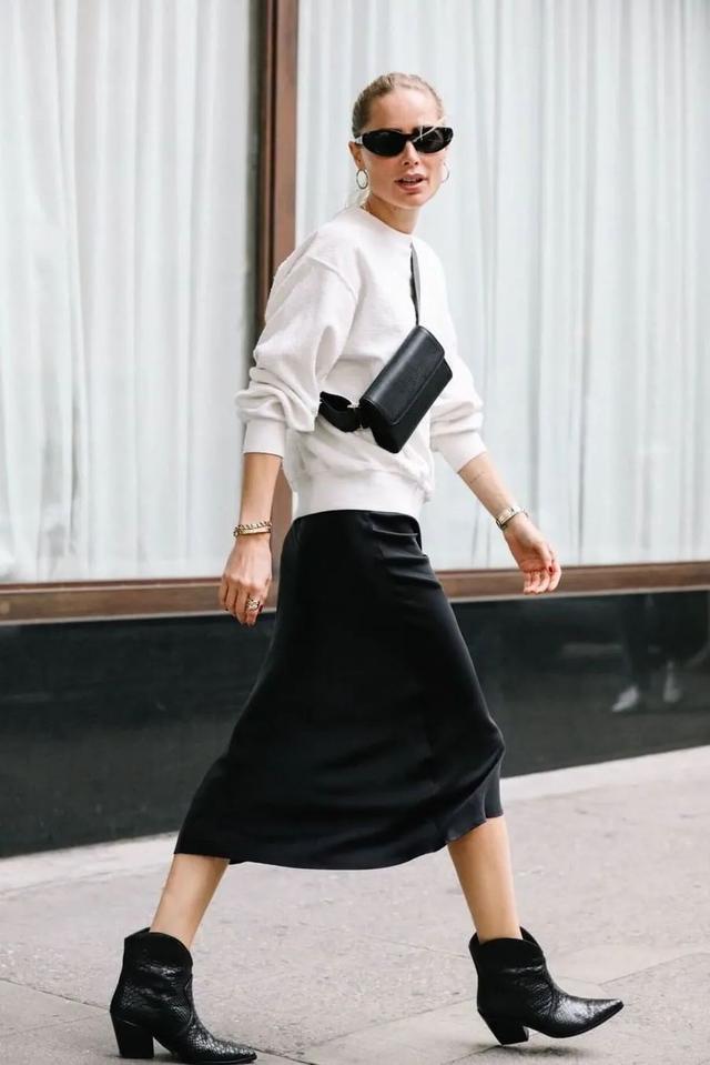 卫衣半裙早秋混搭时髦有女人味，卫衣＋半裙＝时髦又有女人味的早秋穿搭