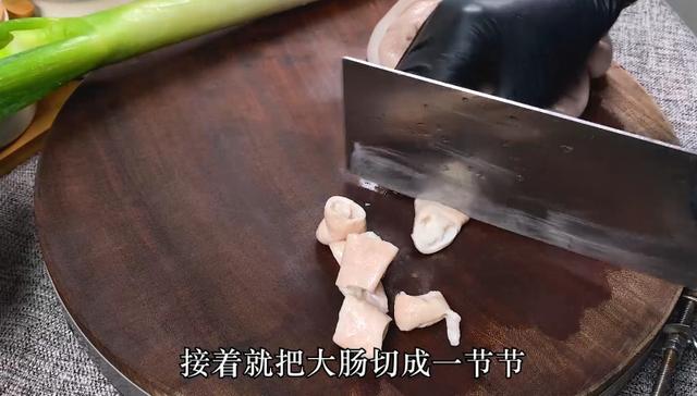 酸菜肥肠的做法，酸菜焖肥肠做法