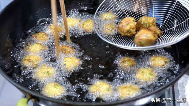 在家怎样炸丸子好吃又酥，丸子金黄酥脆
