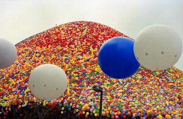 氦气气球为什么会爆炸，广州一高校门前小车突然爆炸变废铁