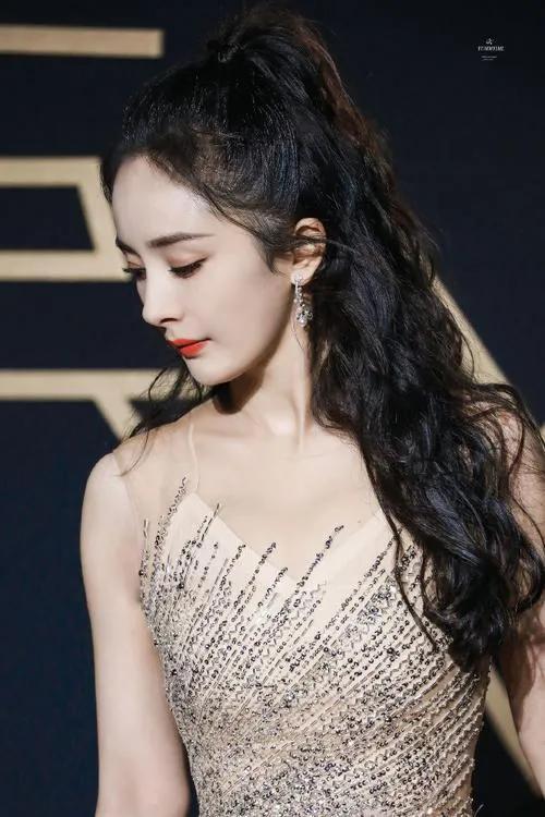 杨幂父亲是做什么的，年过50爱秀肌肉