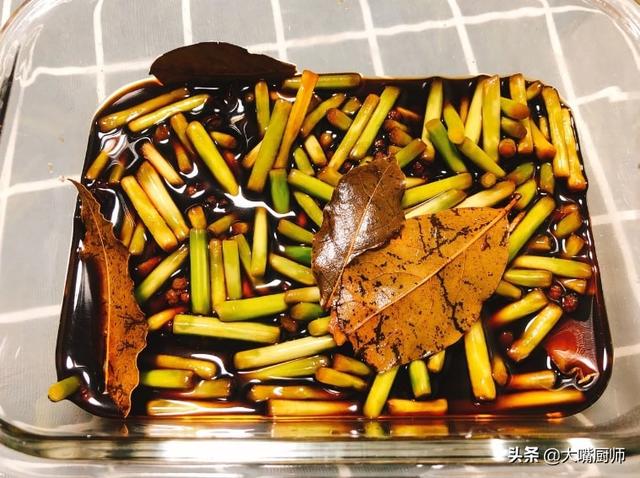 腌蒜薹怎样腌制又脆又好吃，直接加料汁就错了