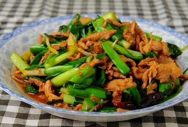 简单又家常的蒜苗做法，2块钱的蒜苗你像我这样做