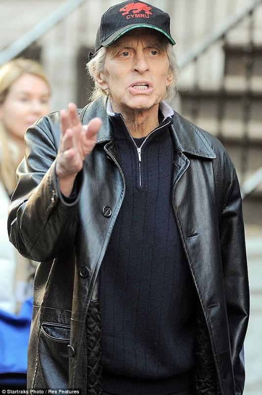 泽塔琼斯年龄多大，22年前泽塔琼斯嫁给道格拉斯