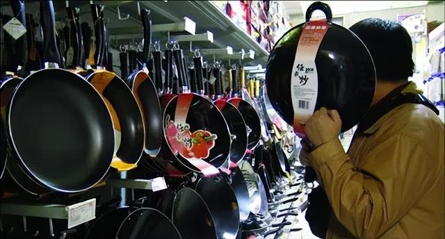 毒铁锅为何屡禁不止，炒菜用的铁锅用哪个比较安全呢