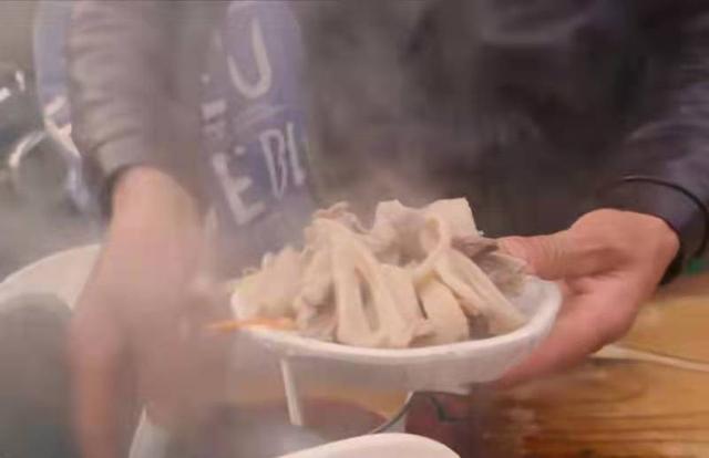 七坊街最好吃的馕，喀什的宝藏路边摊羊肚