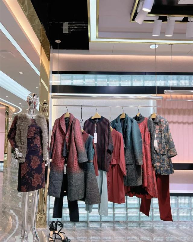 沐兰长袖女装，MORELINE.沐兰秋冬品牌折扣女装羽绒服风衣外套桑蚕丝连衣裙穿搭