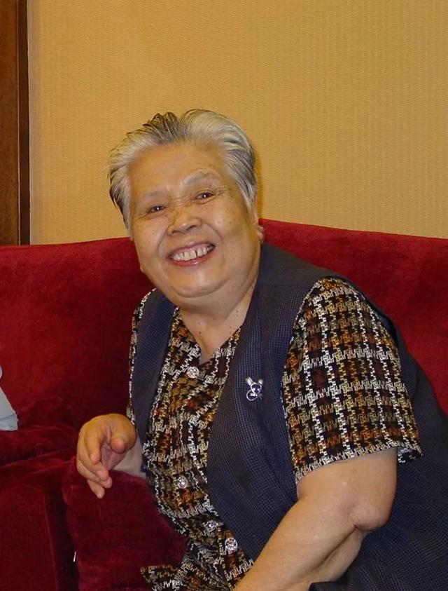 卫国戍边英雄事迹国防部，百万国人祭奠卫国戍边英烈肖思远