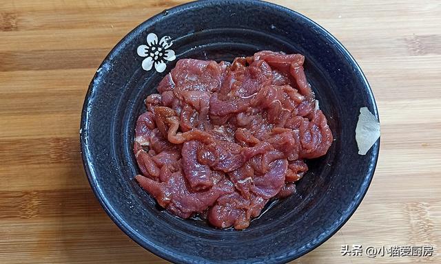 青椒炒豆芽做法教程，1把豆芽和猪肉这样简单一炒