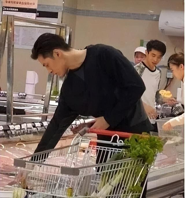 胡歌身价百亿，胡歌近况曝光开