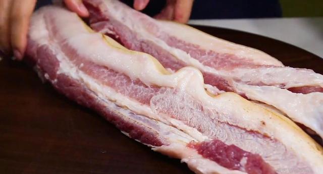 红烧牛肉的做法最正宗的做法，难怪饭店的红烧肉那么好吃（饭店红烧肉最正宗的做法）