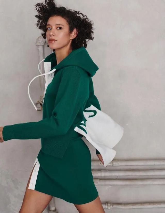 卫衣半裙早秋混搭时髦有女人味，卫衣＋半裙＝时髦又有女人味的早秋穿搭