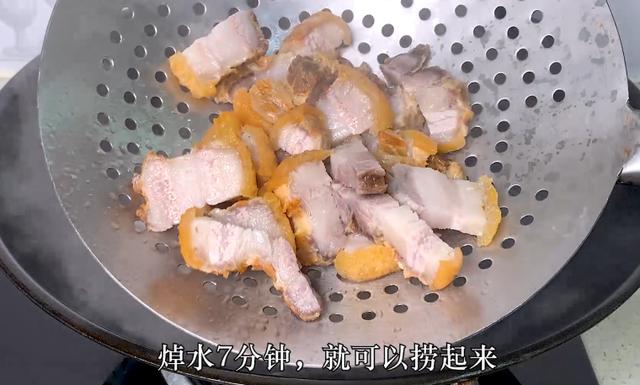 五花肉焖腐竹家常做法，腐竹焖五花肉肉香肥而不腻