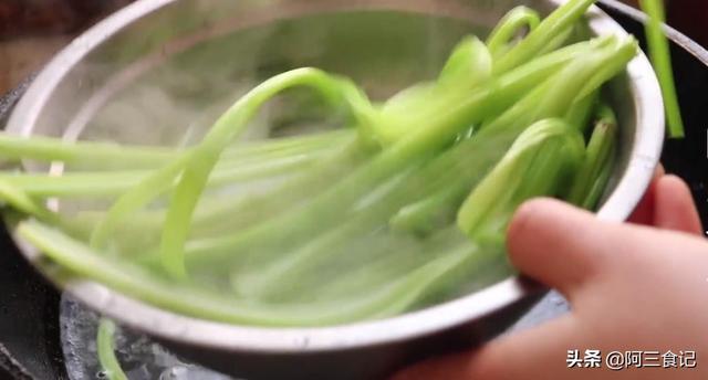 芹菜可以炒鸡蛋吗，芹菜炒鸡蛋最简单做法（大叔做的快手菜：芹菜炒鸡蛋）