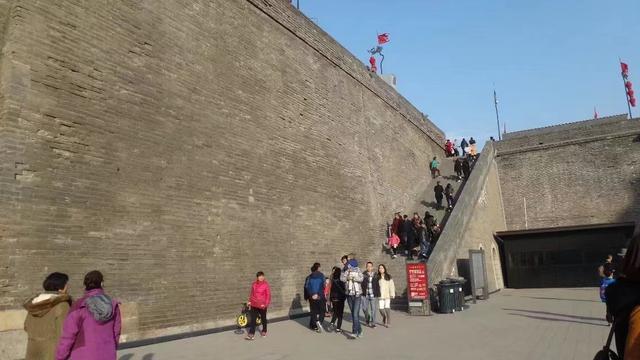 西安古城的历史特色，拥有悠久的历史和浓厚的文化底蕴