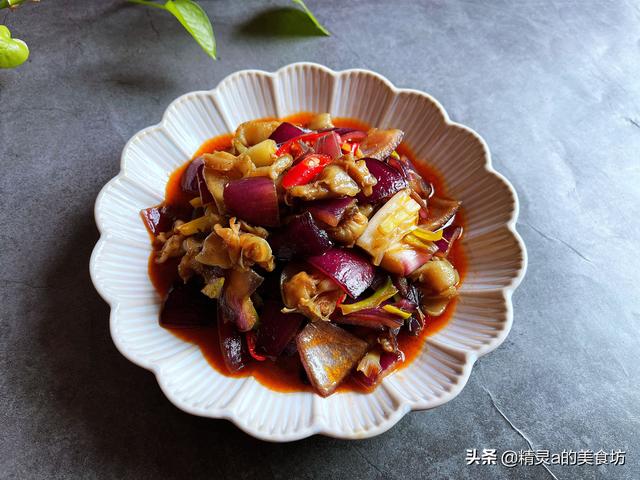 洋葱炒什么好吃，洋葱炒什么既好看又好吃（土豆别再做老一套了）