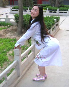 芙蓉姐姐整容前照片，芙蓉姐整容了吗（从扮丑网红到亿万富婆）
