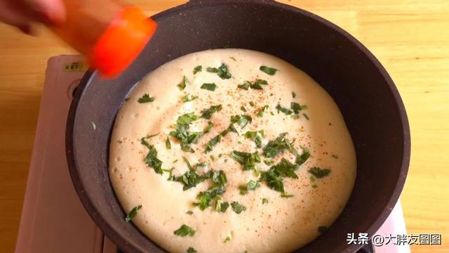 鸡蛋饼怎么煎又嫩又好吃，教你煎出软蓬蓬的鸡蛋饼
