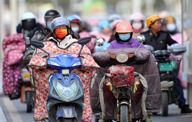 为什么电动车挡风被禁用，电动车禁用挡风被、遮阳伞