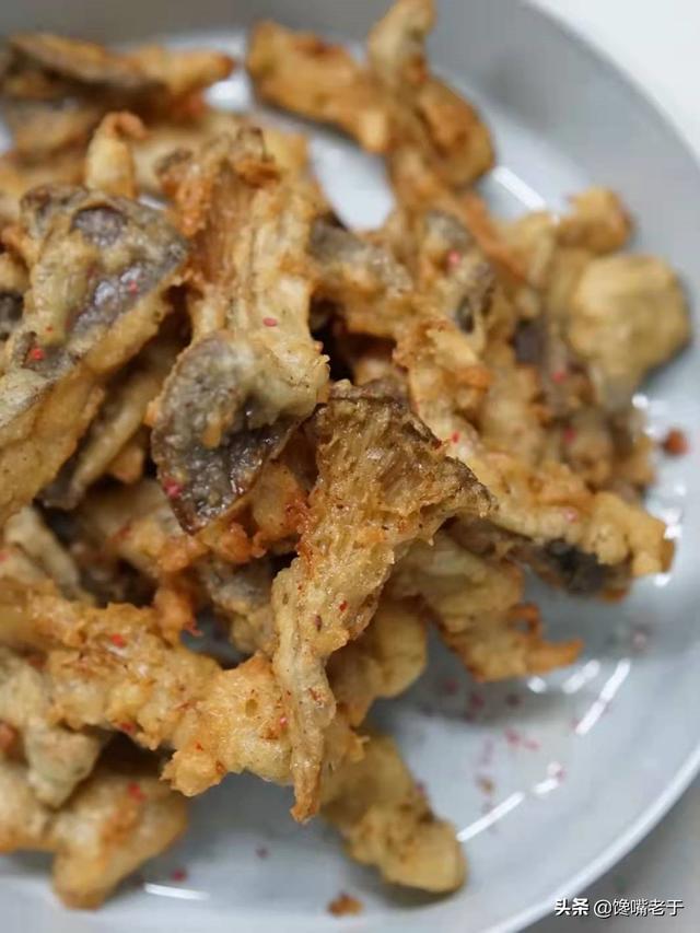 炸蘑菇一定要多加这两种配料，炸蘑菇时面糊是关键