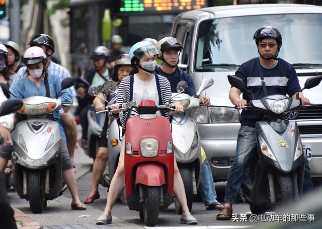 老年代步车需要驾照吗，哪些老年代步车不用驾照可以上路（“老头乐”上牌就能满街跑）