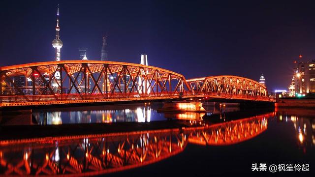 十一上海外滩游，民众欣赏上海黄浦江两岸夜景