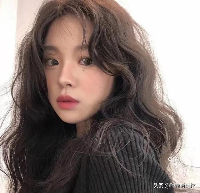 披头发的发型短款，主要看这3个特征