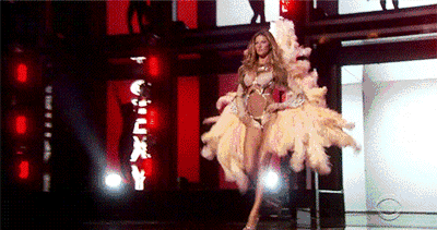 面对如此阵仗,吉娘娘淡然处事,从容地走完全场,然而那些上台喧哗的人