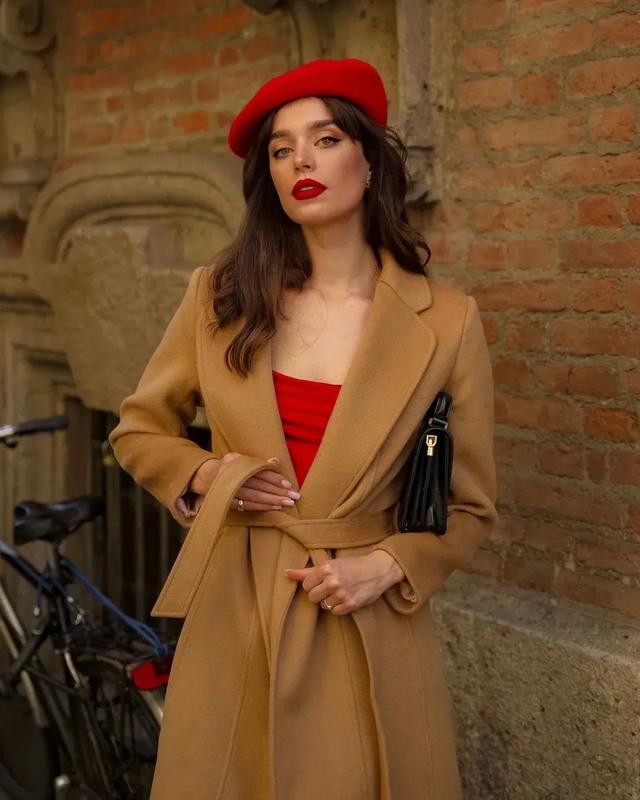 驼色大衣搭配图片，让你从20岁优雅到60岁的驼色大衣（驼色大衣怎么穿搭有气场）