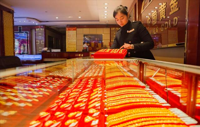 今日黄金走势图，今日国内黄金价格24小时走势图（黄金价格大幅下降）