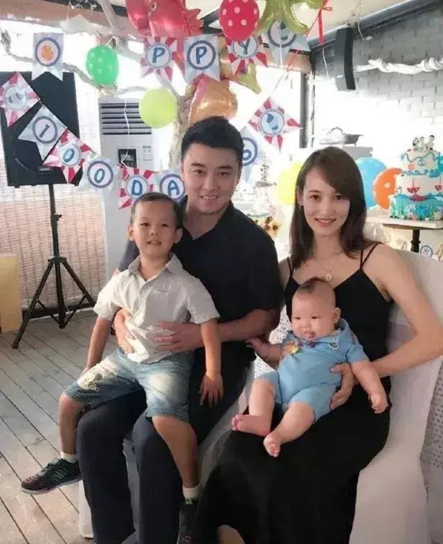 王皓一家四口同框，王皓现在和他妻子怎么样了