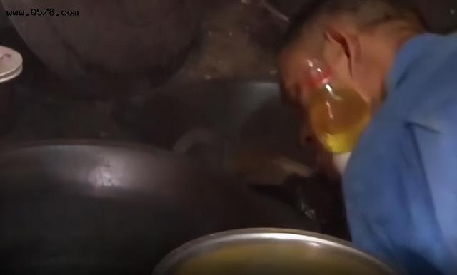 97岁驼背老人现状，97岁杨振宁携妻子出行