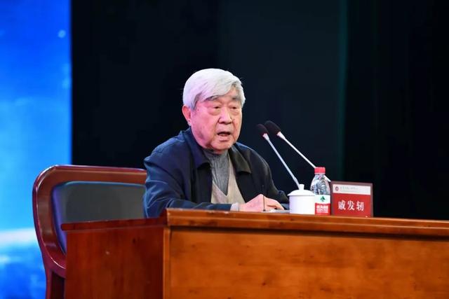 神舟总设计师戚发轫，神舟号飞船首任总设计师戚发轫对话重庆中学生